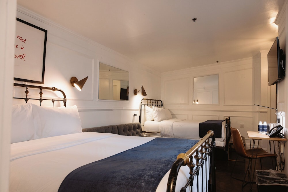 EMPIRE, STUDIO, QUEEN BED, TERRACE