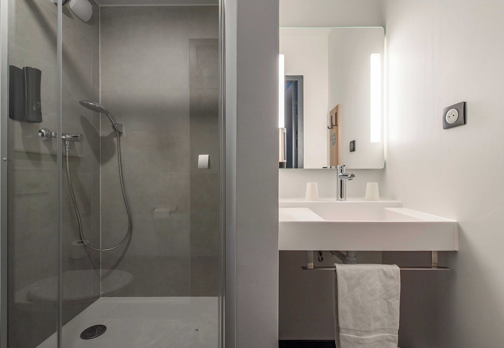 غرفة قياسية ثلاثية بسرير مزدوج وسرير فردي، B&B Hotel Nimes Caissargues 5/5