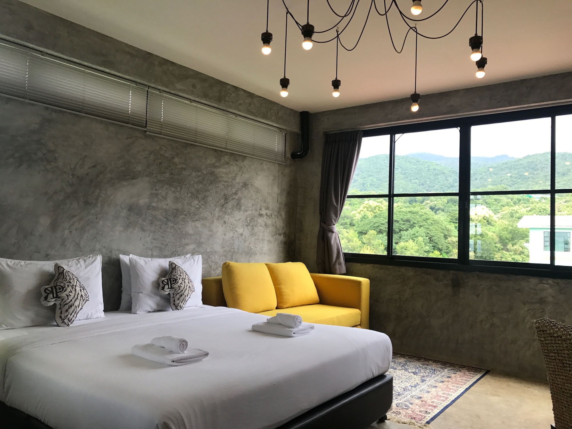 DELUXE, DOUBLE BED, MOUNTAIN VIEW
