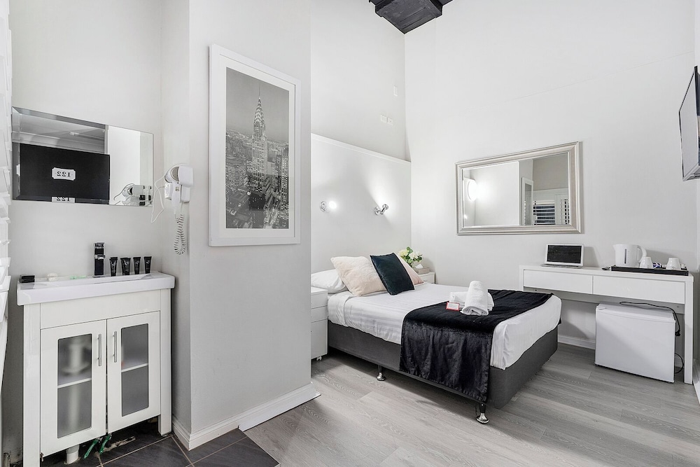 DELUXE, QUEEN BED