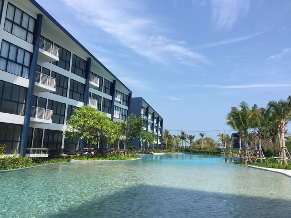 Baan Thew Talay Blue Sapphire 21/50