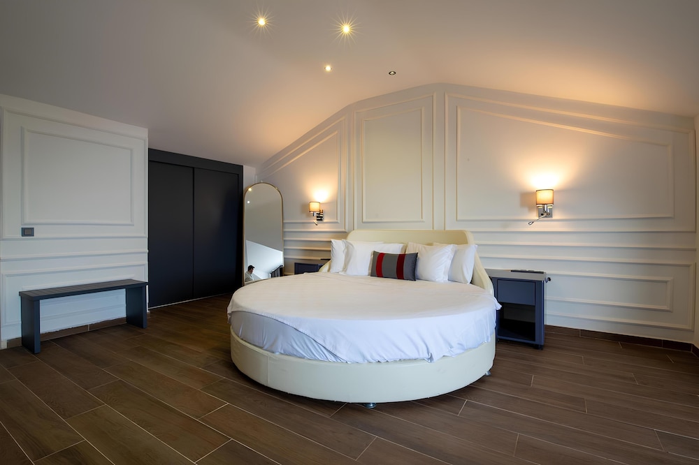 DELUXE, JETTED TUB