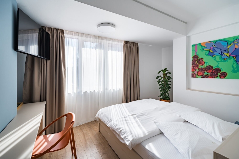 STANDARD, QUEEN BED