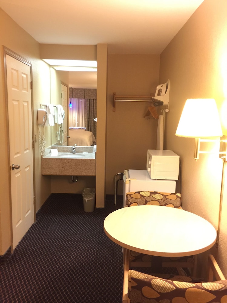 Americas Best Value Inn Garden City 24/28