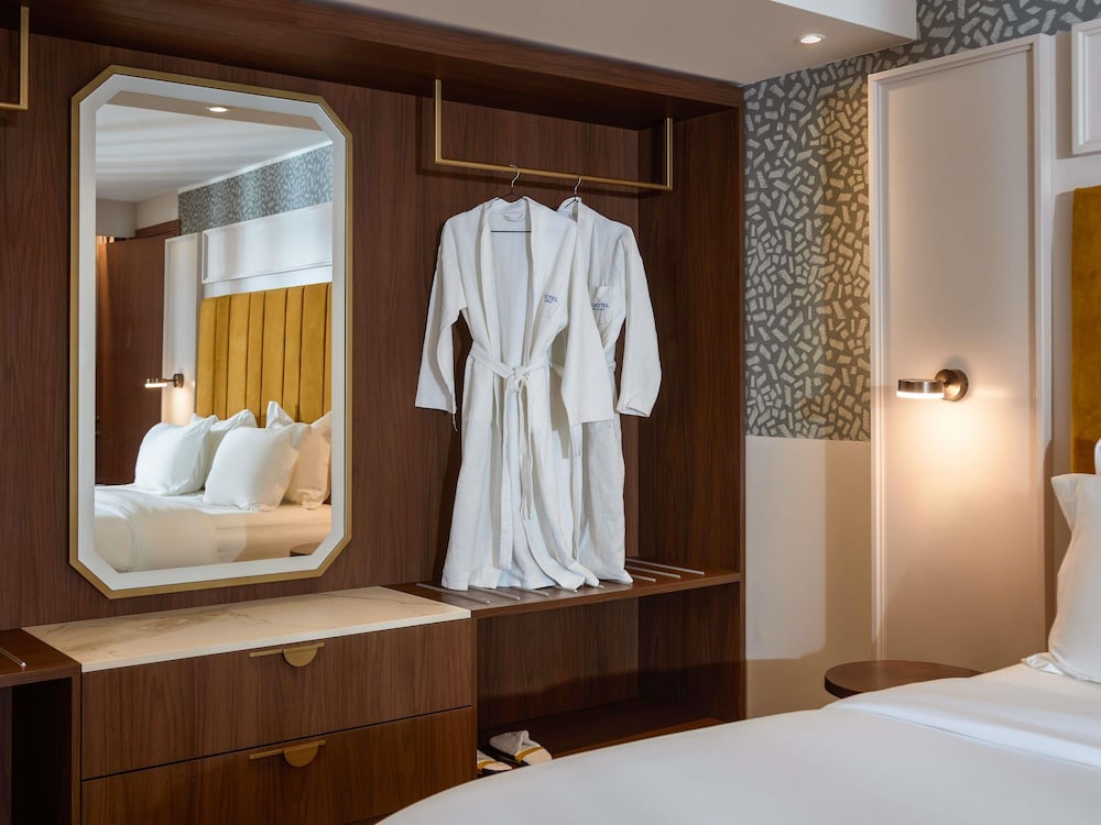 SUITE, DOUBLE BED, SOFA