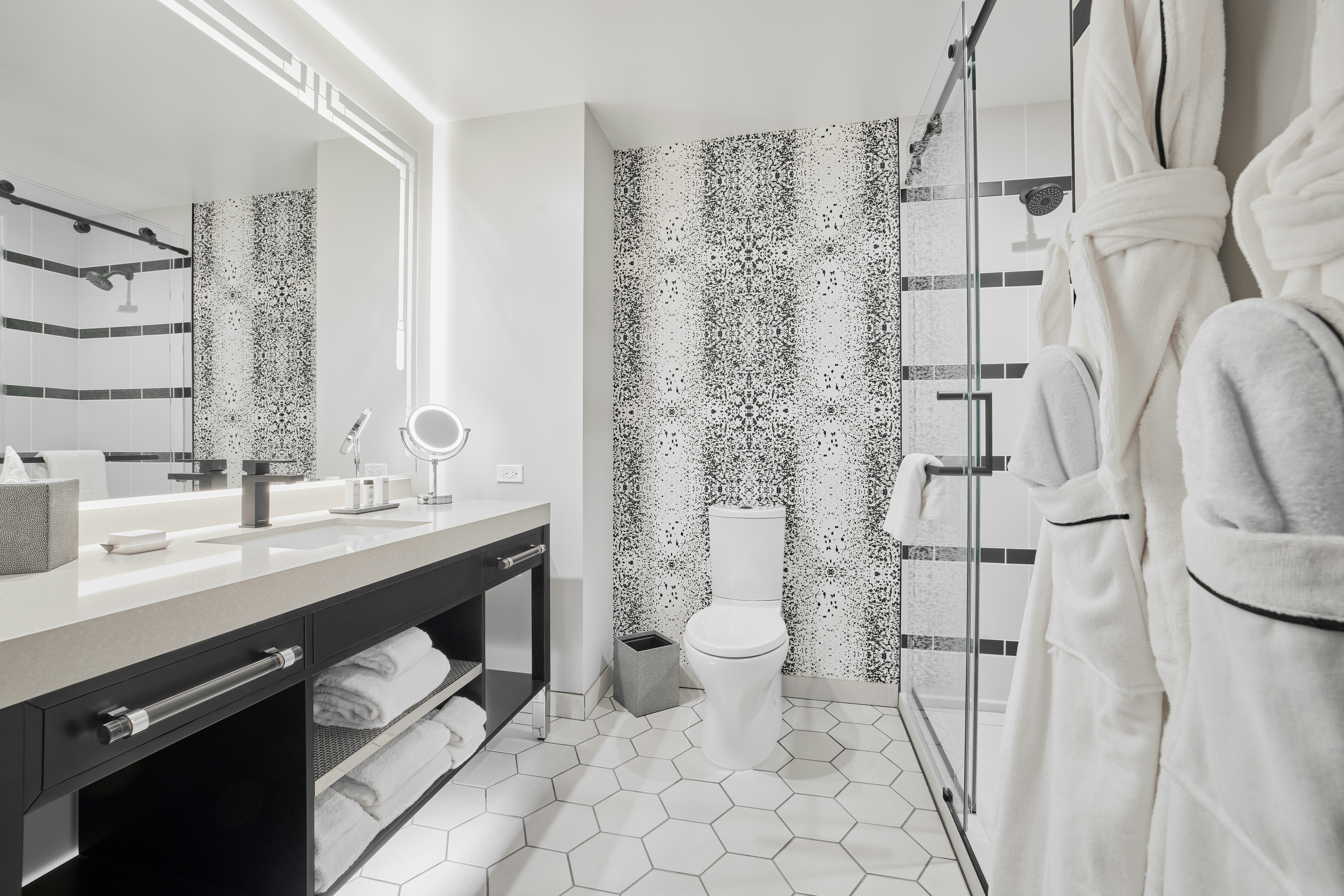غرفة قياسية بسرير كينج، The Godfrey Detroit, Curio Collection by Hilton 4/4