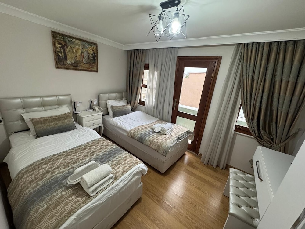 Saint George Boutique House 32/66