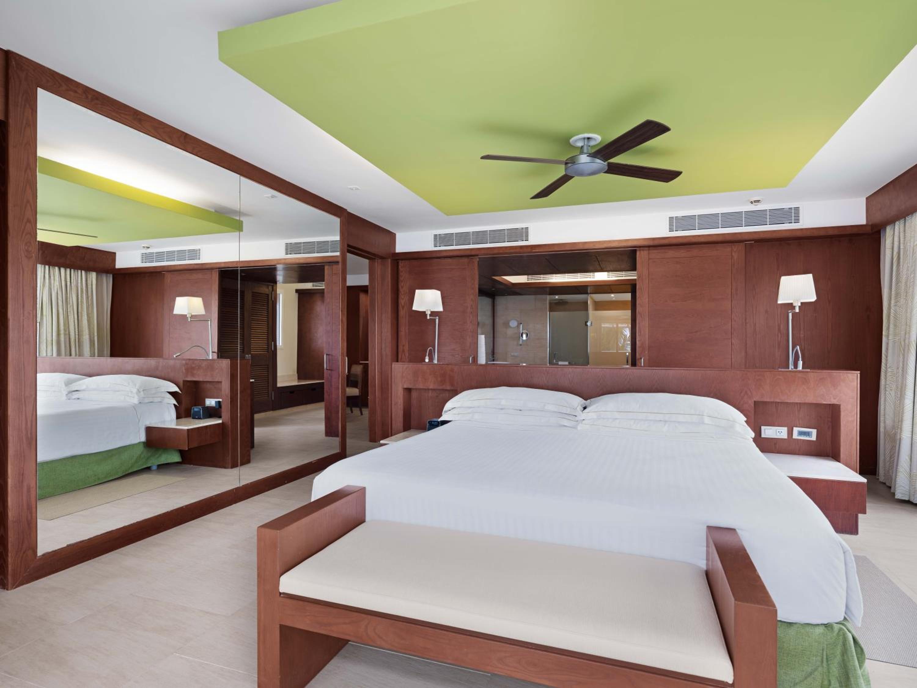 Suite, King Bed, Sea Front, Premium Level