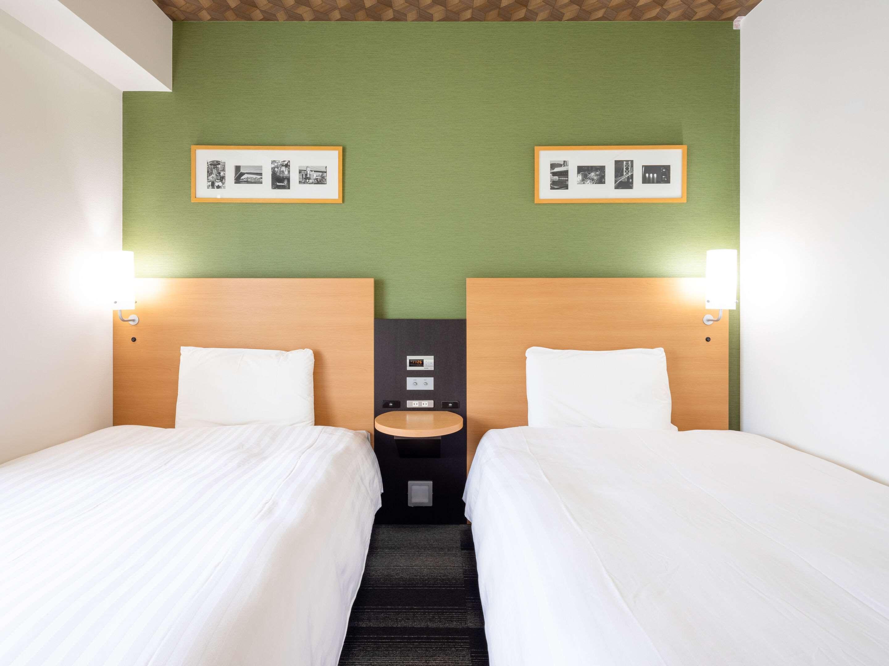 ROOM, TWIN BEDS