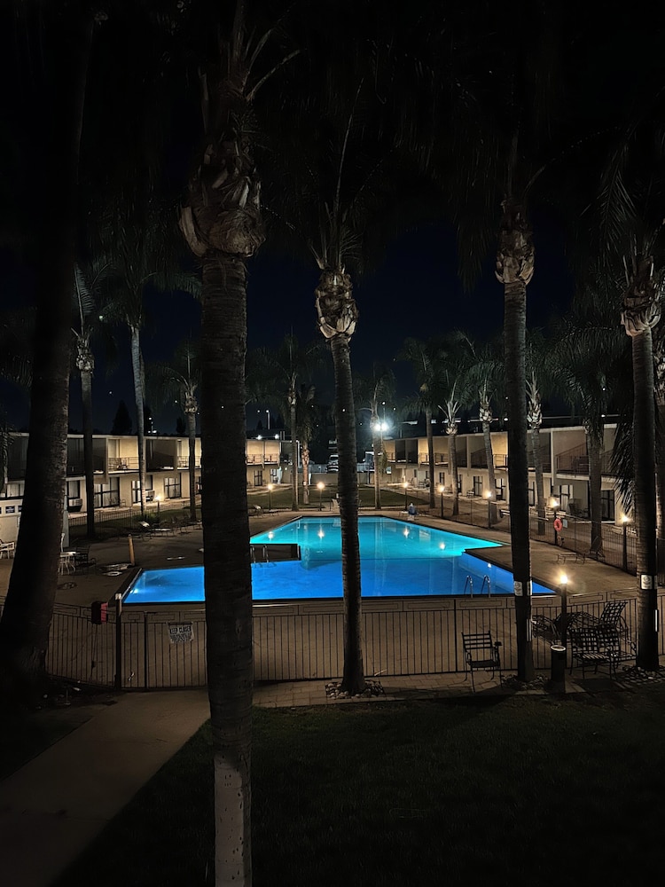 Valley Inn 48/59
