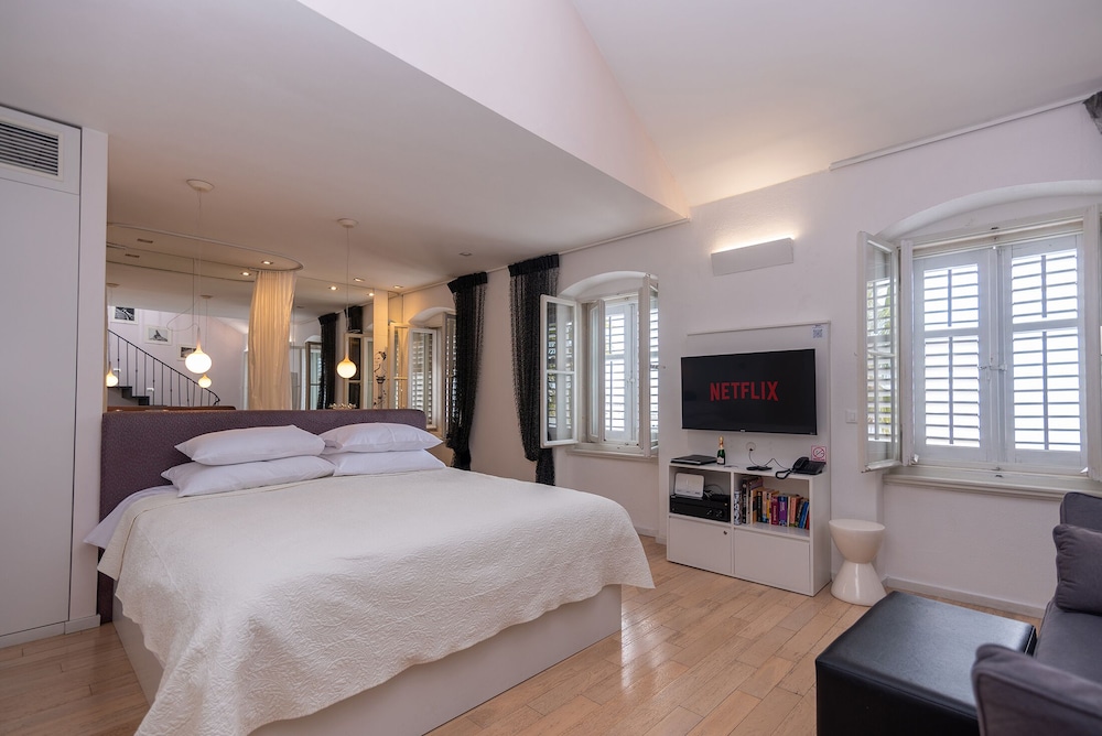 Riva Luxury Suites 17/50