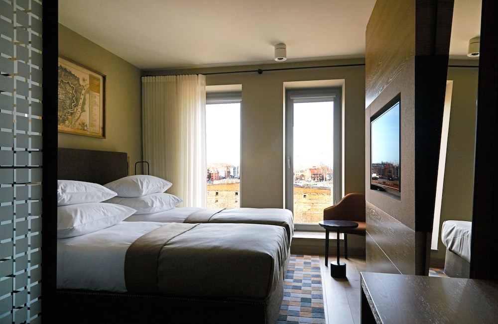 DELUXE, TWIN BEDS