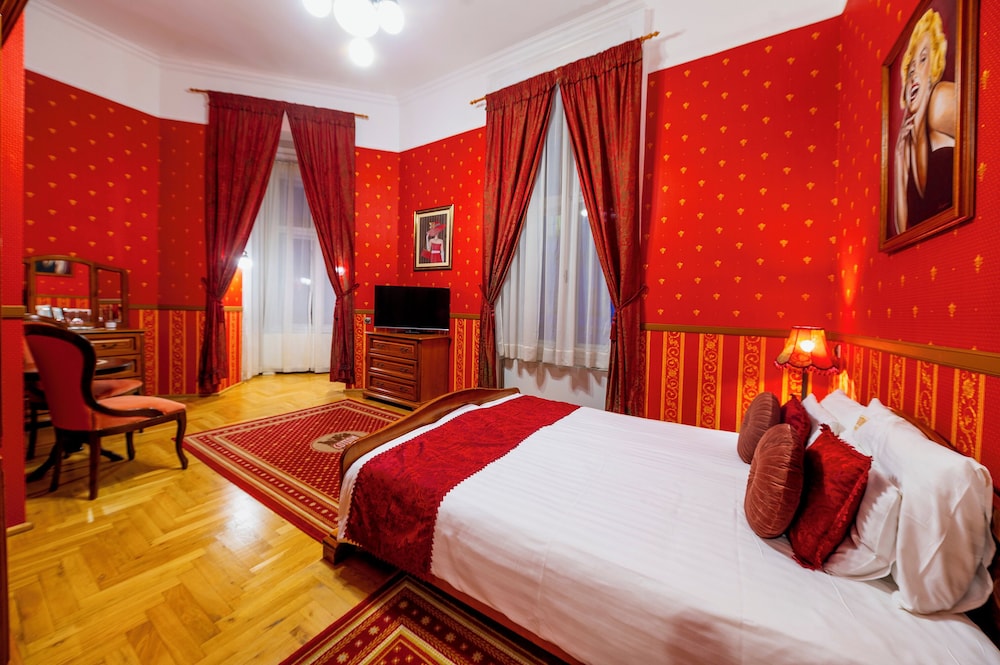 DELUXE, QUEEN BED