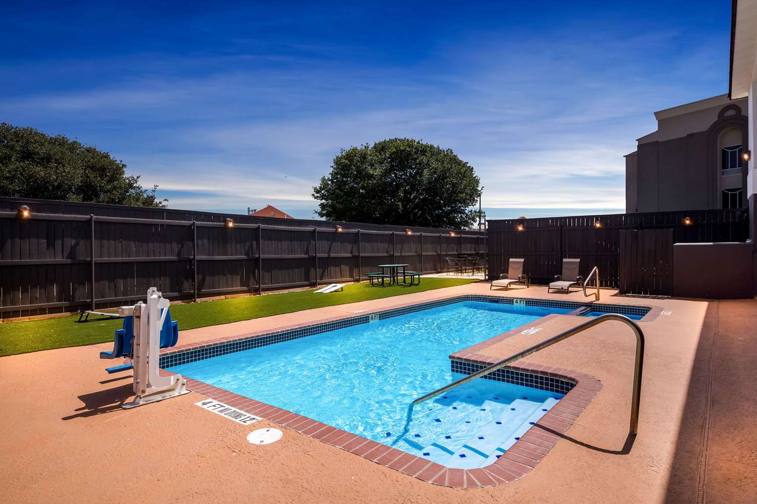 Quality Inn Bastrop, TX 24/42