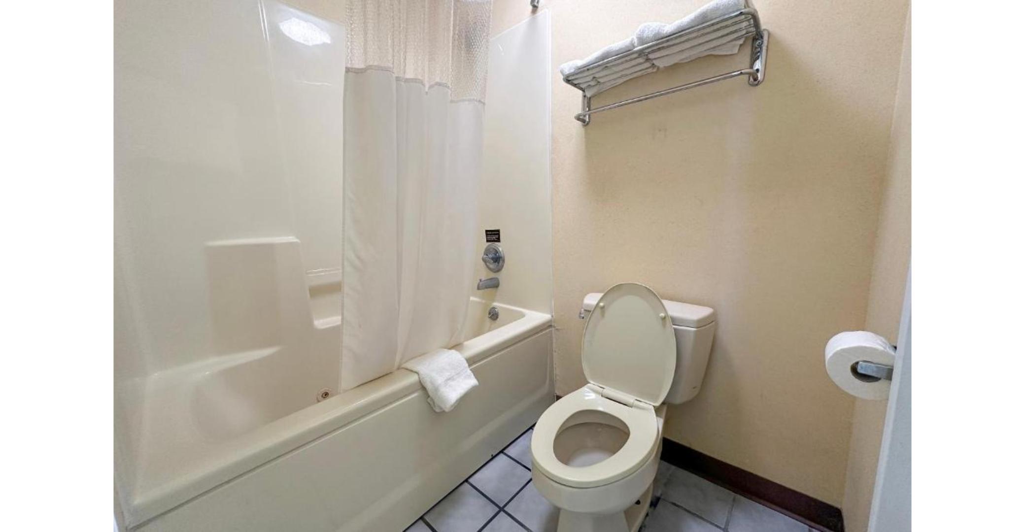غرفة بسرير كينج لذوي الإعاقة، Bonita Lakes Inn by Capital O Meridian I20 6/7