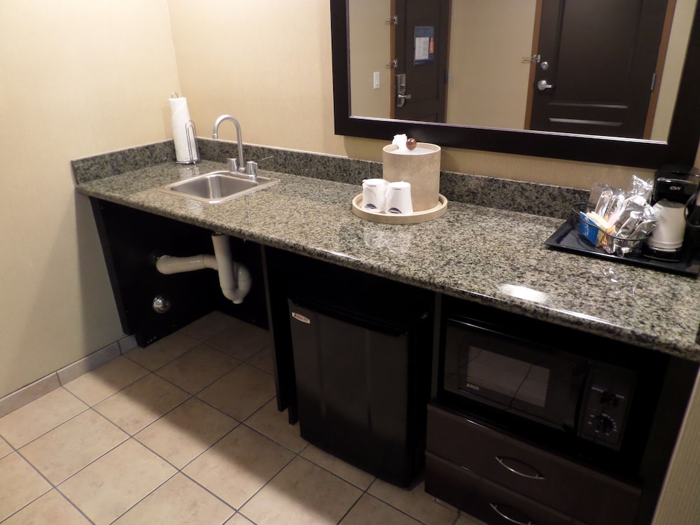 Hampton Inn and Suites-Bakersfield/Hwy 58, CA 40/51