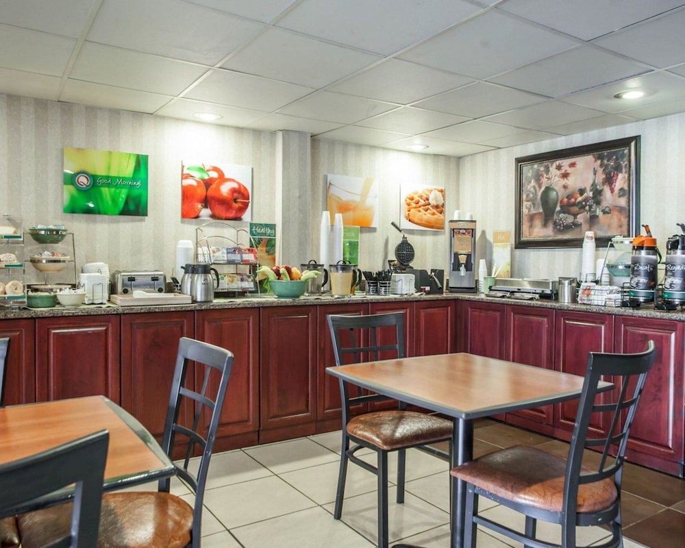 Quality Inn Aurora Naperville Area 32/41
