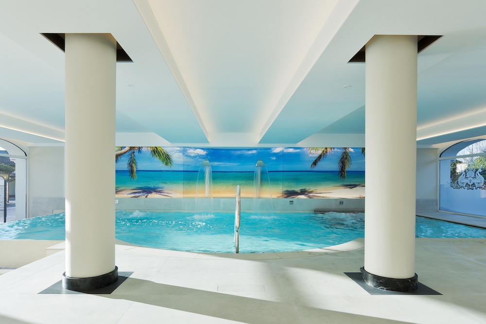 Vip's Motel Luxury Accommodation & Spa 28/72