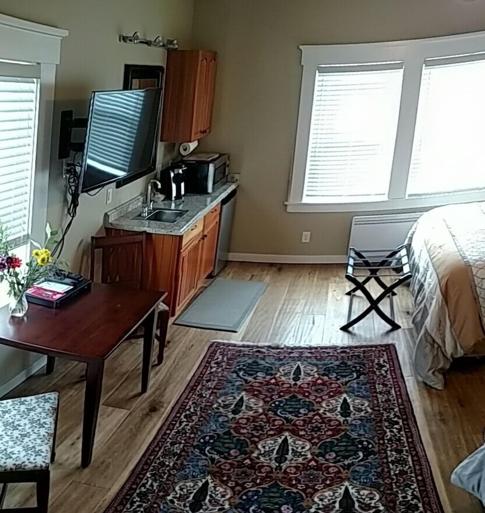 Friday Harbor Grand B&B 49/55