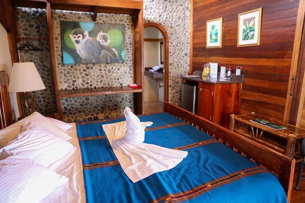 Aguila De Osa Inn 13/50