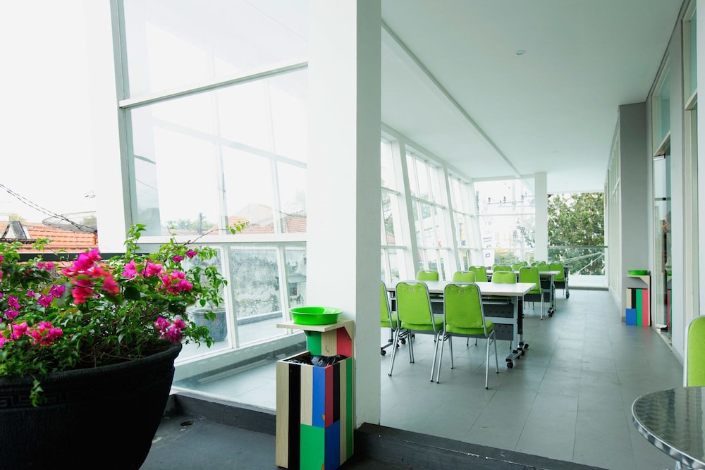 Ascent Hotel & Cafe Malang (formerly MaxOne Ascent Hotel Malang) 25/41