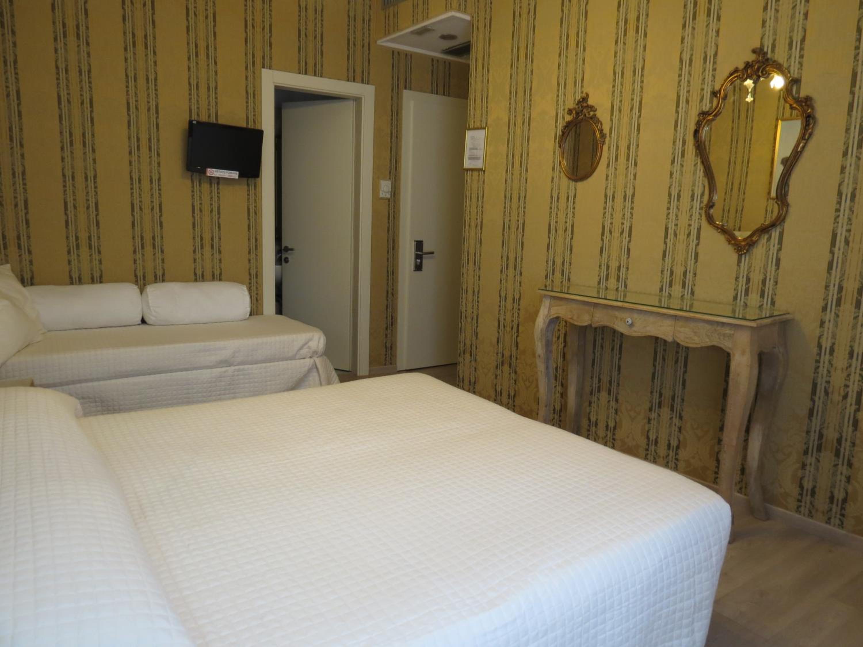 ROOM, DOUBLE BED