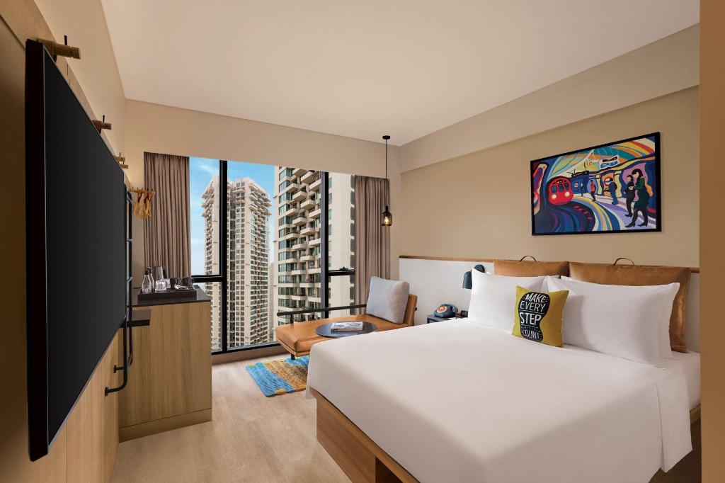 Moxy High, Guest Room, Queen Bed, City View