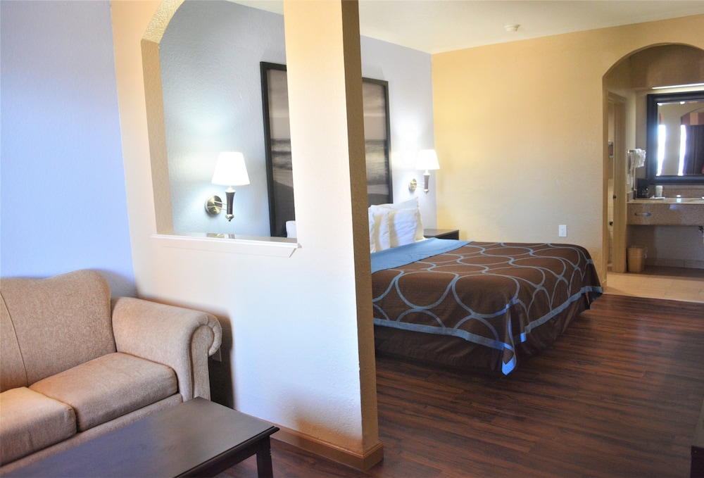 Super 8 by Wyndham Galveston 27/37