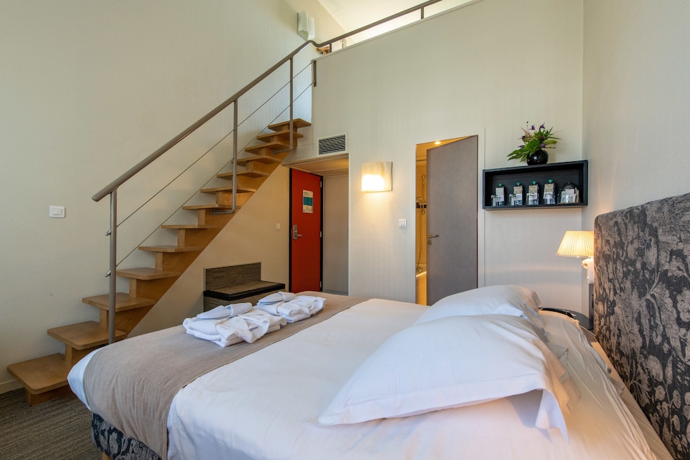 SAINT NICOLAS HOTEL 34/80