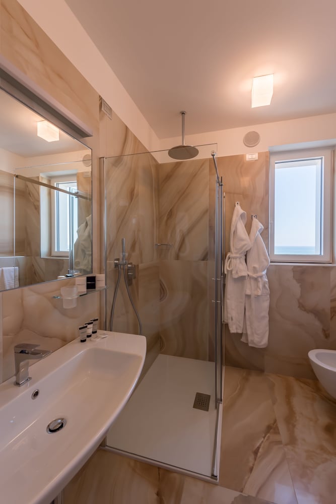 غرفة غراند بسرير كينج بإطلالة على البحر، Hesperia Hotel & Residence 7/8