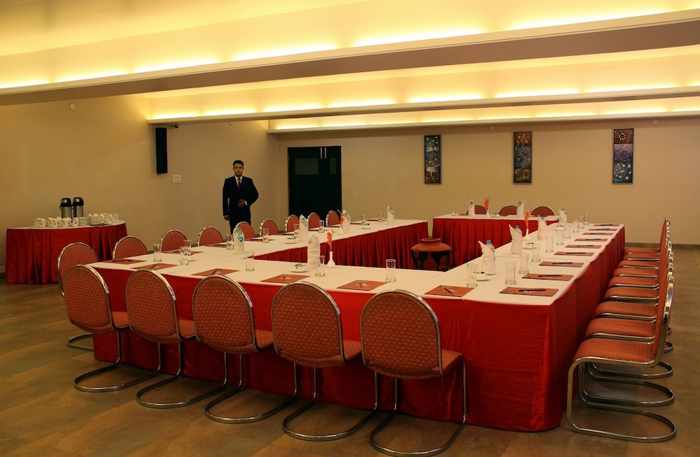 Aakar Lords Inn Saputara 36/40