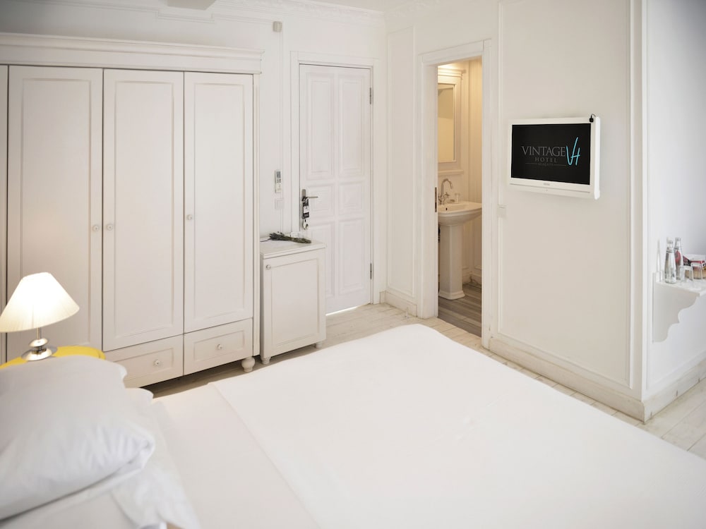 Vintage Hotel 15/50