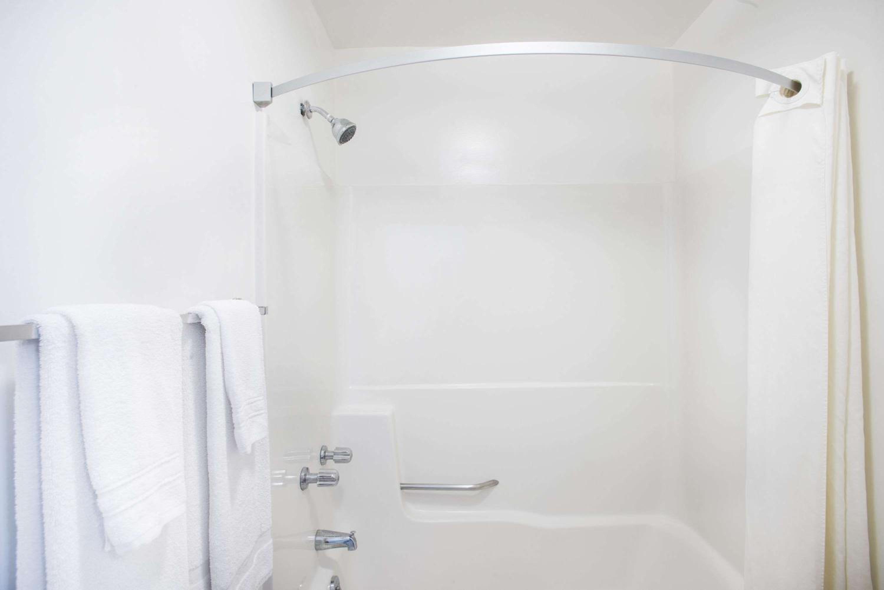 غرفة بسرير كينج وسرير بطابقين، Travelodge By Wyndham Lake George Ny 6/7