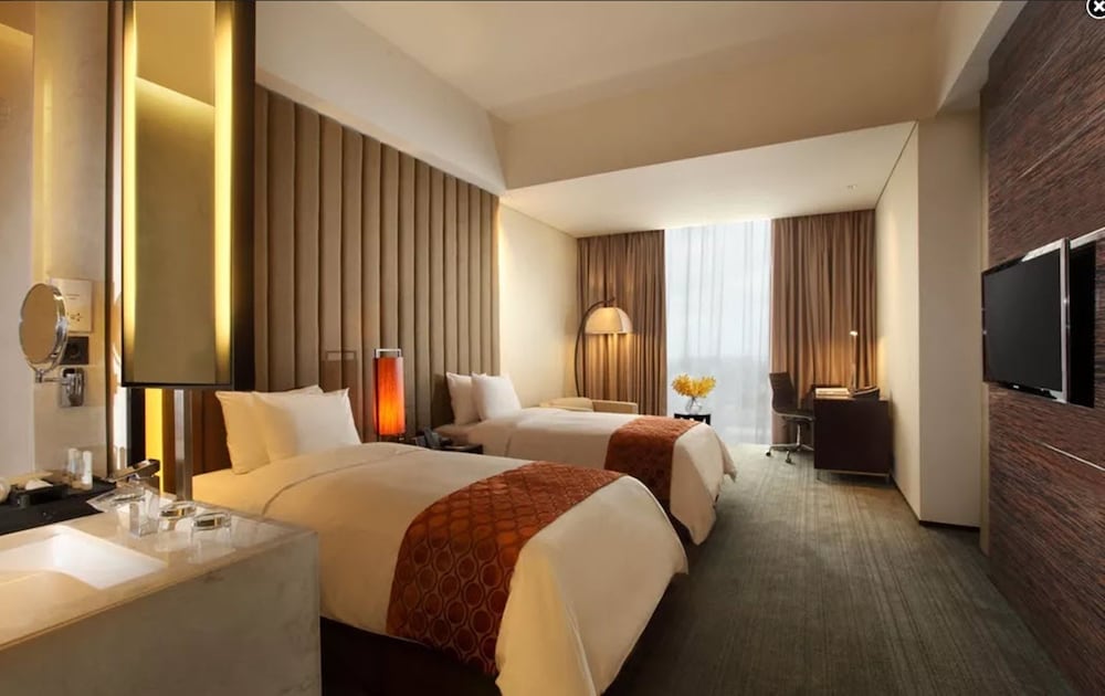 CLUB, TWIN BEDS