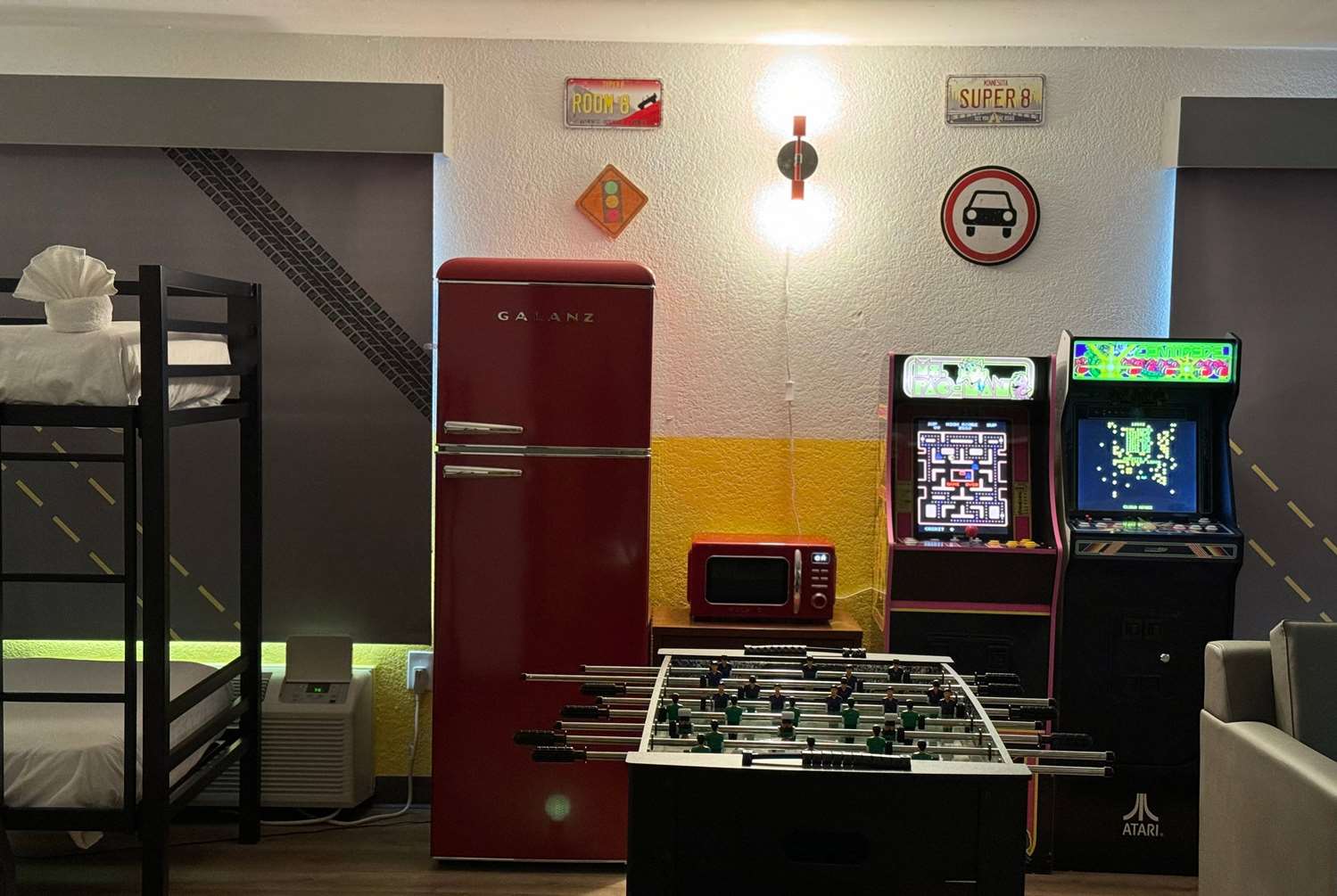 Super 8 by Wyndham Bloomington/Airport 27/31