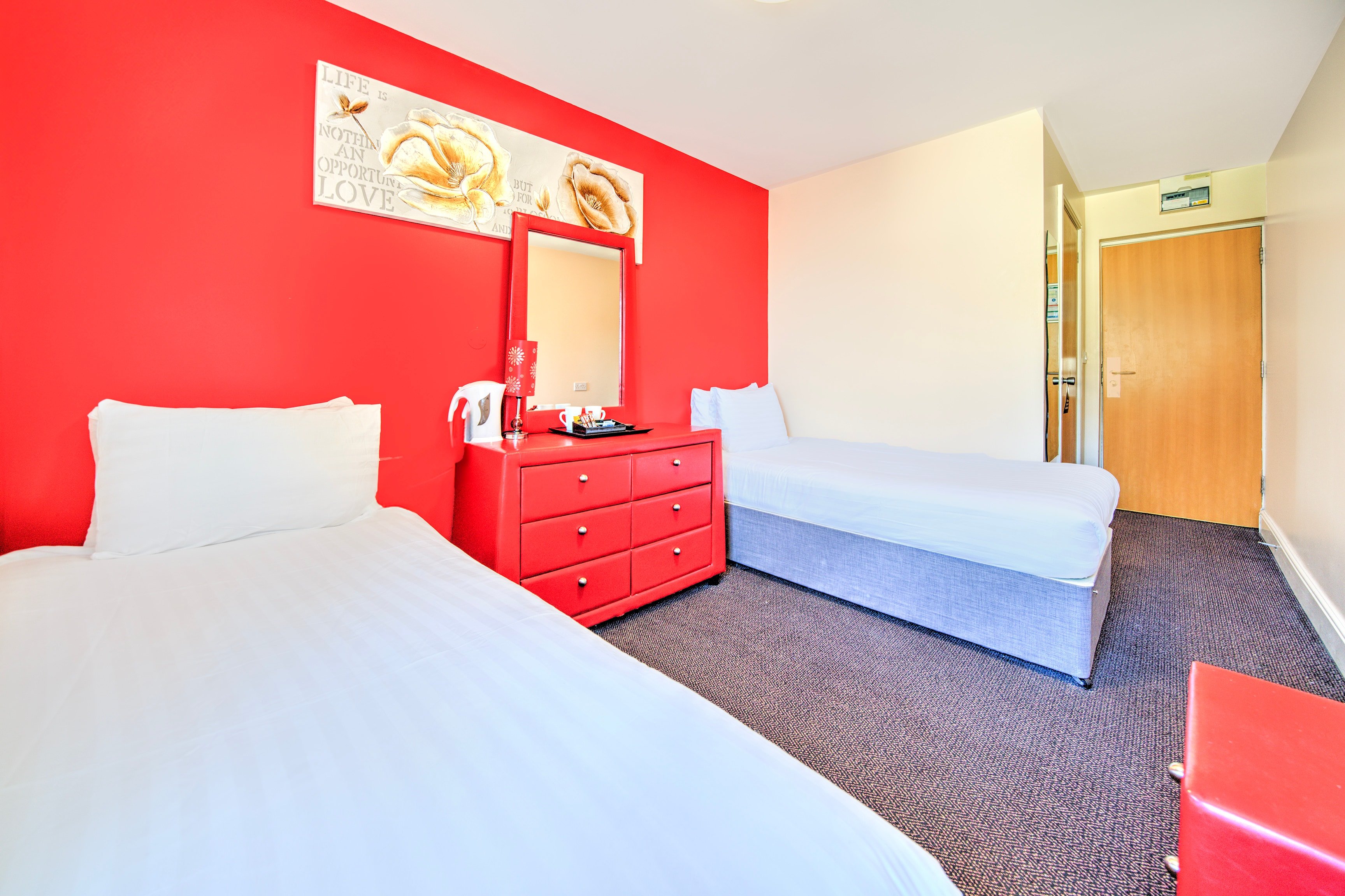 GO2 Gloucester Hotel by OYO 20/40