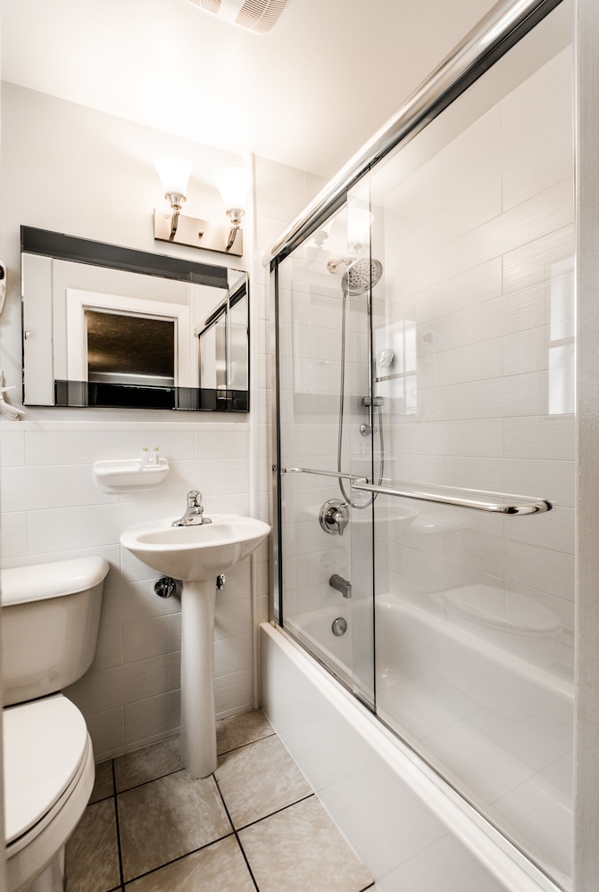 Olux Hotel Motel Suites 63/71