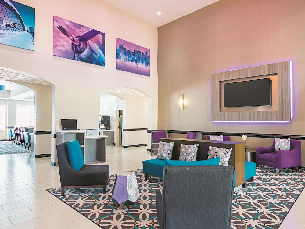 La Quinta Inn & Suites by Wyndham Ft. Worth - Forest Hill TX 28/49