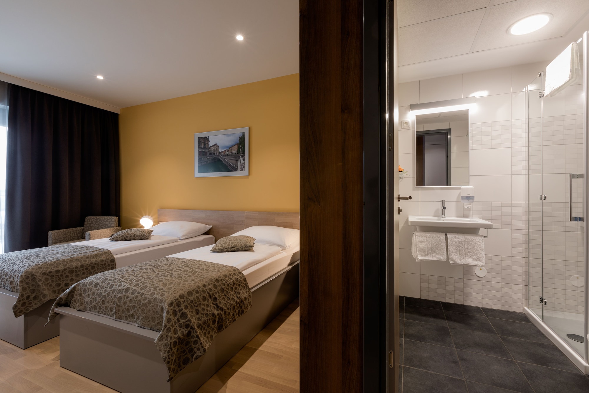 ROOM, DOUBLE BED