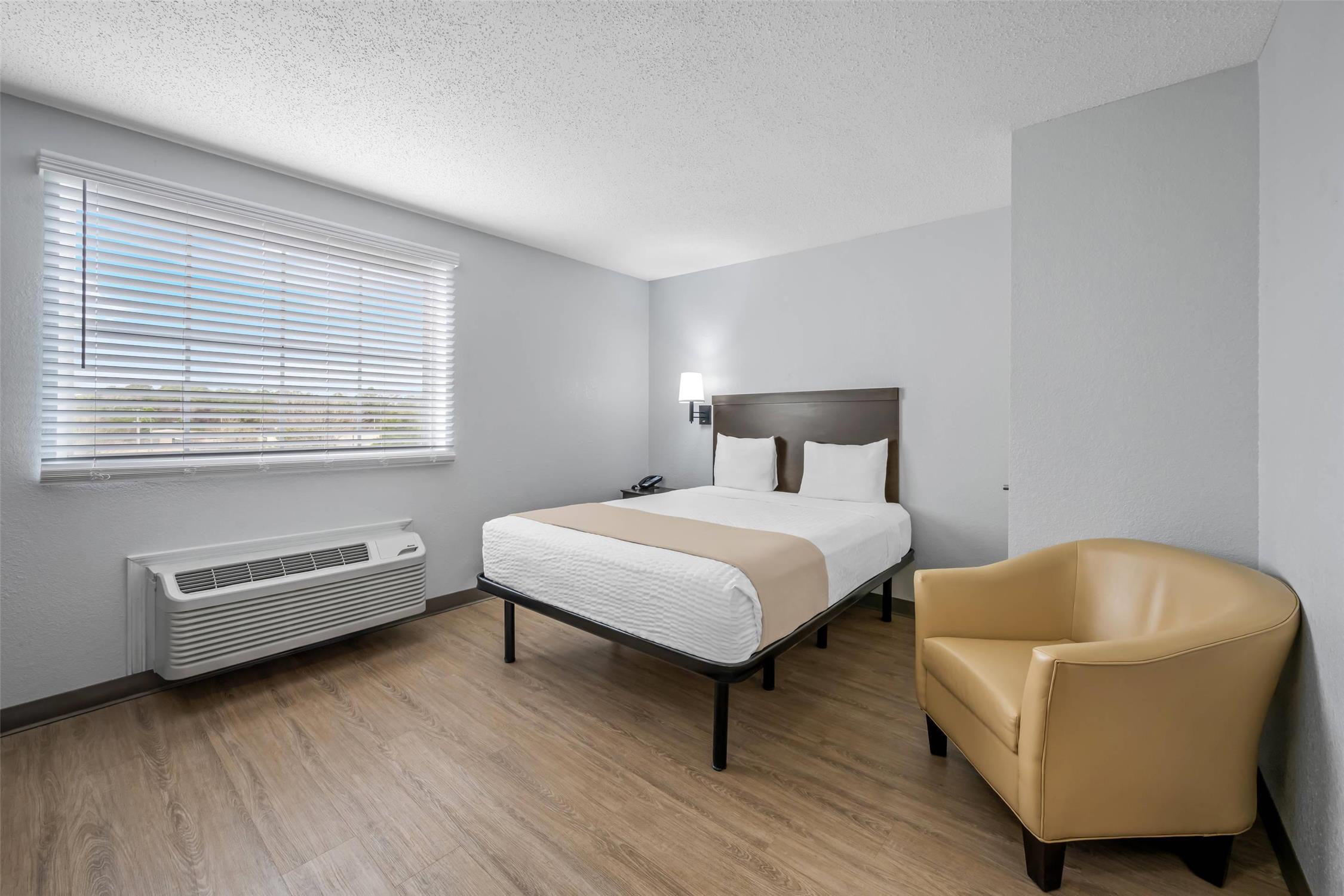 Efficiency, Queen Bed