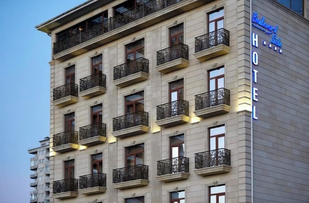 Boulevard Side Hotel 4/73