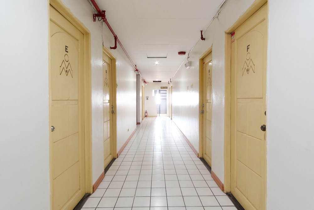RedDoorz Plus near Johnson and Johnson Paranaque 12/16