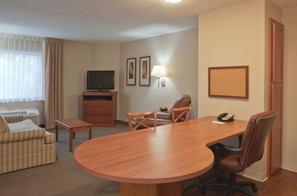 Candlewood Suites Lafayette- River Ranch 36/58
