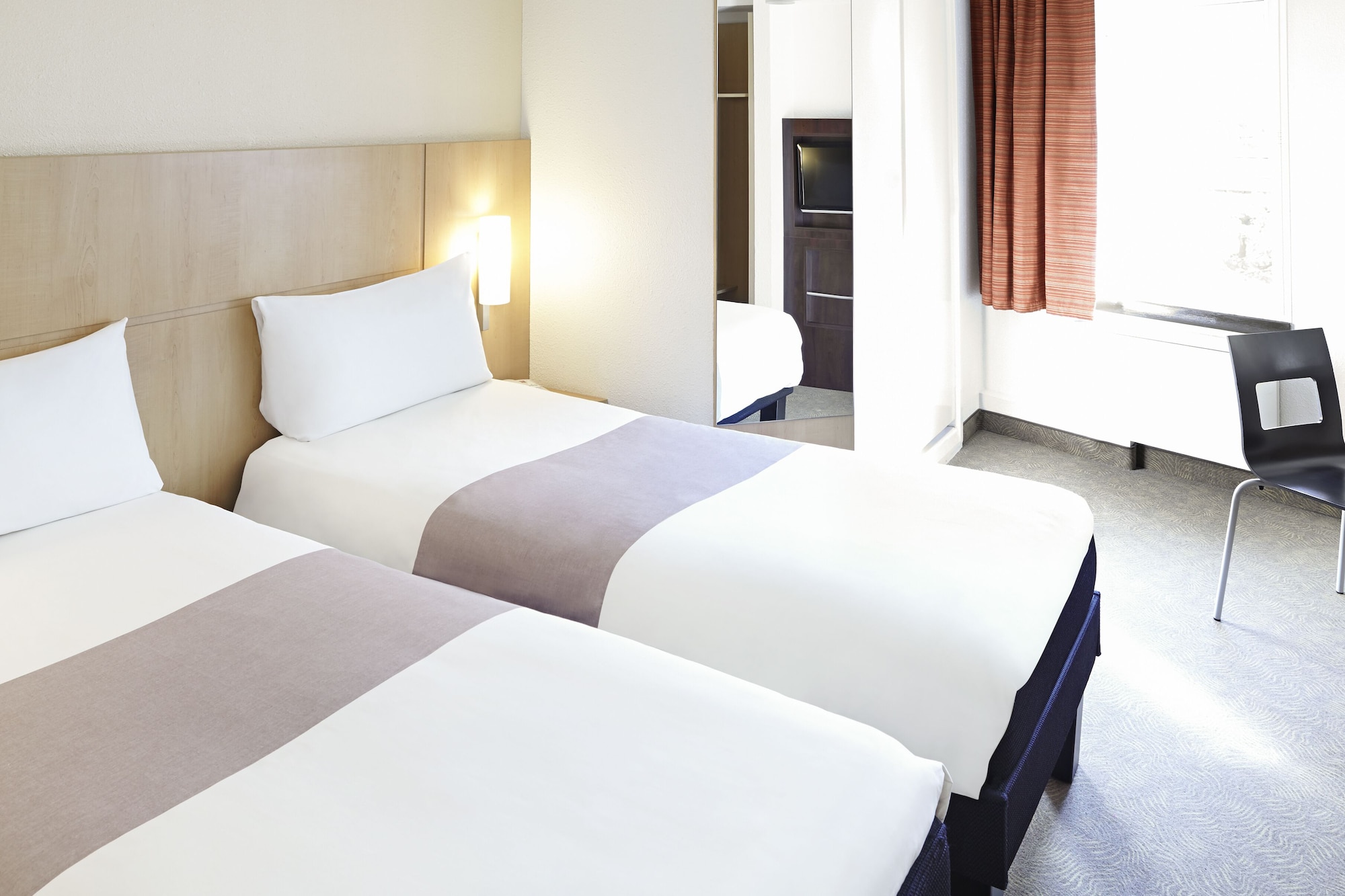 ROOM, TWIN BEDS