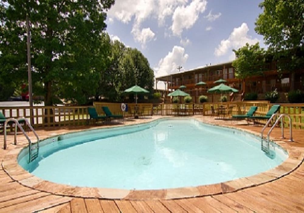 The Smokehouse Lodge and Cabins 47/75