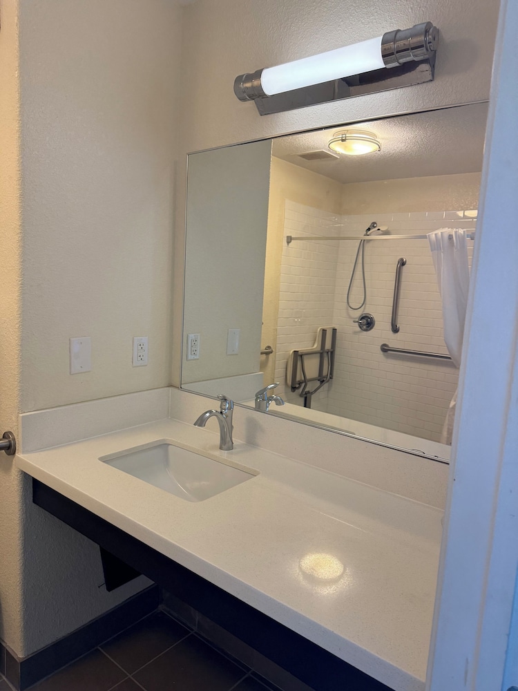 Candlewood Suites COTULLA 20/24
