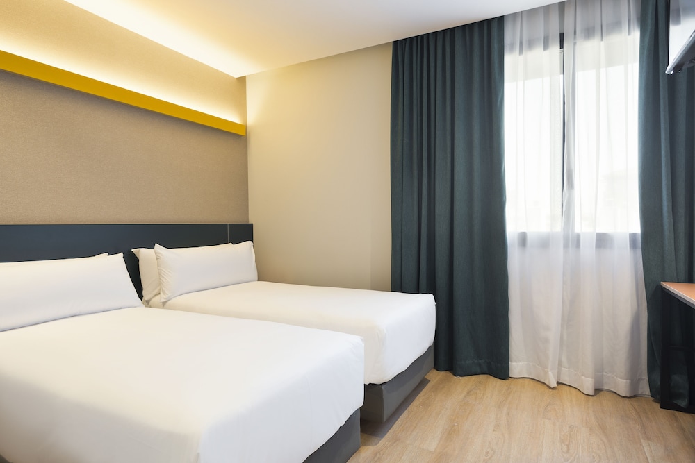 ROOM, DOUBLE BED