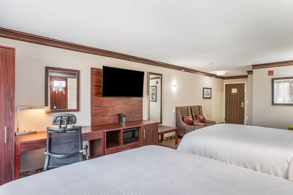 Upgrade, Suite, 2 Queen Beds 2/10