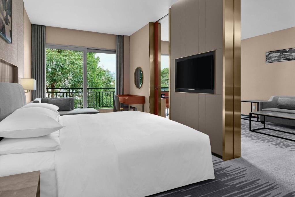 1 Bedroom, Deluxe, Suite, Queen Bed, City View, Club Lounge Access