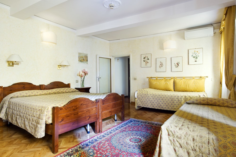 غرفة رباعية بسرير كوين وسريرين منفصلين، Hotel Alessandra 6/10